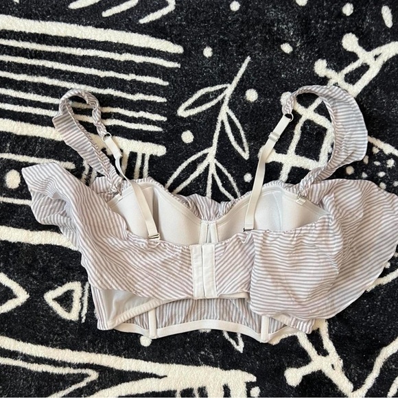 36D Victoria’s Secret striped bra with removable straps (like new) - Picture 2 of 4